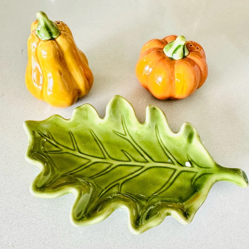 VINTAGE ANTHROPOLOGIE Gold Yellow Orange Pumpkin Squash Salt Pepper Shaker Plate